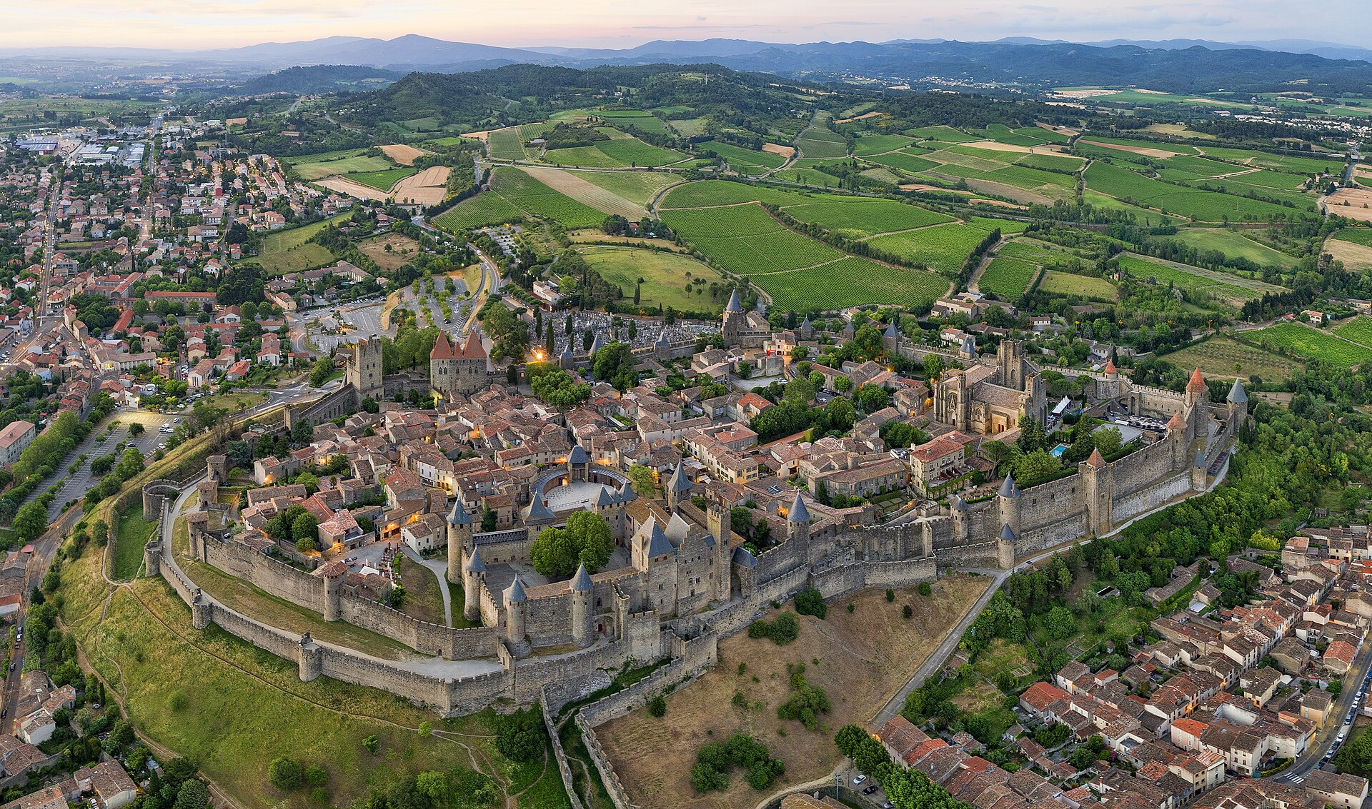 Cité médiévale de Carcassonne, remparts au coucher du soleil