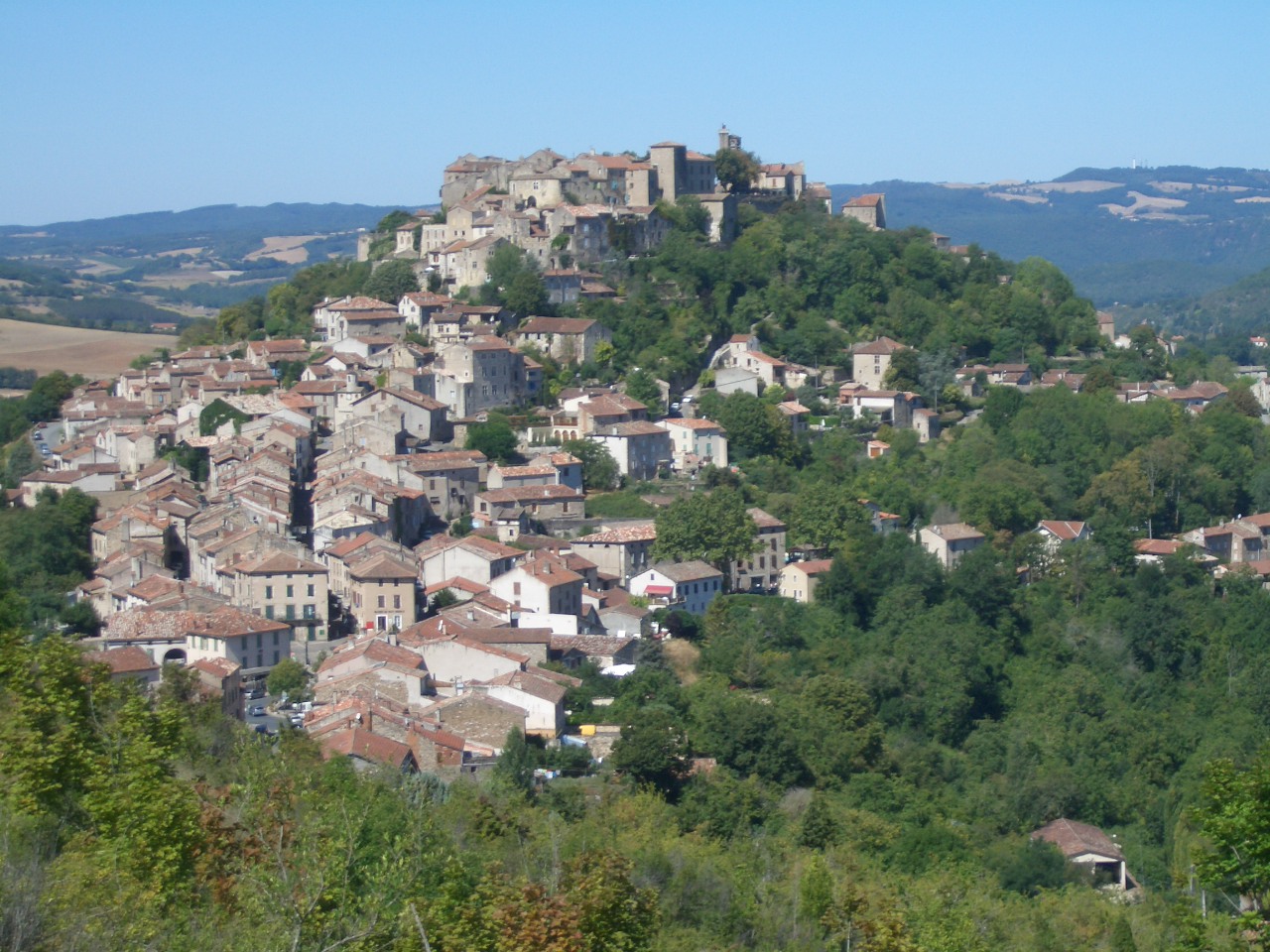 Cordes-sur-Ciel, vue de la bastide médiévale au crépuscule