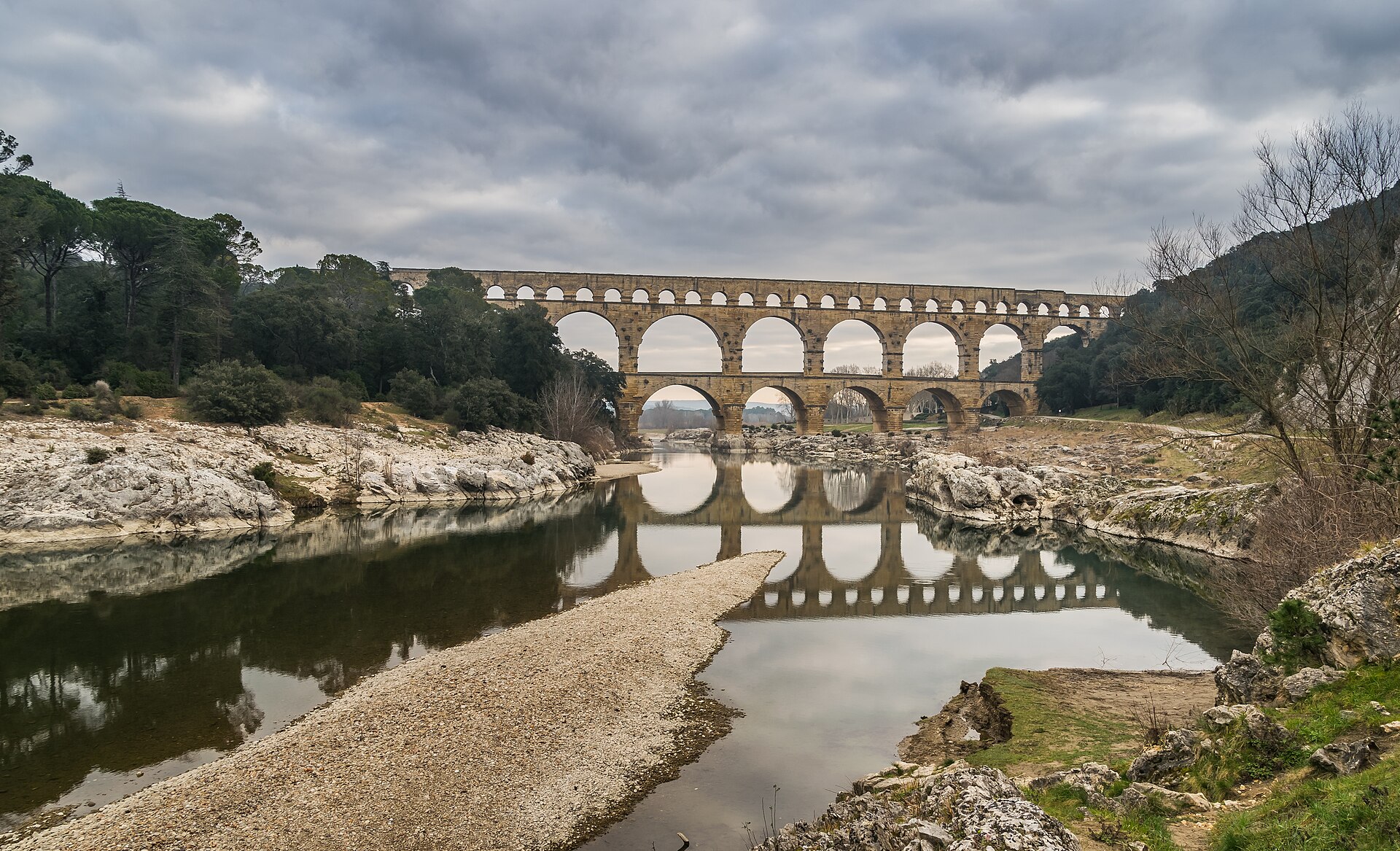 Pont du Gard, aqueduc romain au coucher du soleil